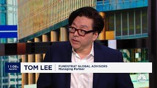 Buying at new highs has a better win ratio than attempting to buy at lows, says Fundstrat's Tom Lee