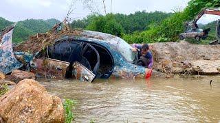 FULLVIDEO A girl passing by saw her car swept away by floodwaters