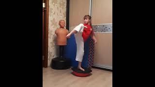 Талантливая девочка...работа ногами на тренажере для координации...