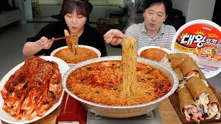 4人前の大王カップ麺超簡単なレシピで作るカニカマいなり寿司モッパンキムチ