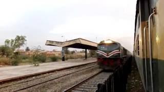 Pakistan Trainz 43 Up Crossing 24 Dn  At Chak Jhumra Junction Railway Station