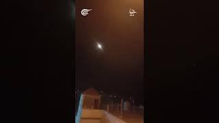مشاهد تظهر عبور الصواريخ الإيرانية فوق مناطق البقاع وبعلبك في لبنان باتجاه الأراضي الفلسطينية