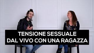 Tensione sessuale dal vivo con una ragazza