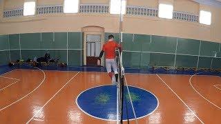 Волейбол, вид сбоку. Нападение, прыжок, блок. Любительский волейбол. Volleyball game