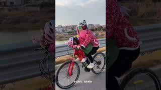 孩子累了没事，有妈在！#爱生活爱骑行 #骑单车的女孩 #让骑行成为一种生活