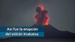 Hace erupción el volcán Krakatoa en Indonesia