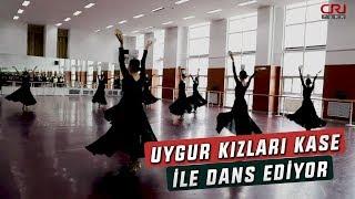 Uygur kızları kase ile dans ediyor