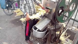 Indien Reise Doku Streetfood: Zuckerrohrsaft frisch gepresst