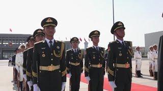 Meloni in visita ufficiale in Cina. L'arrivo a Pechino con la figlia Ginevra