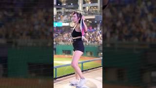 汗だくでなぜかマスコットと抱き合う。  #丹丹 #台湾チア #CPBL #中華職棒 #Cheerleader 新莊棒球場 2023/09/09【台湾チアTV】