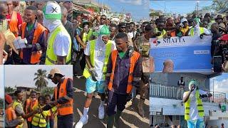 Shattawale donates 30,000ghc to Bus stop Boys who have been cleaning Accra voluntarily️