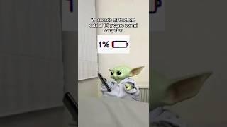 No puedo dejar que se apague  #humor #babyyoda #teléfono #bateria