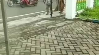 TERAHARU !!! NENEK DAN KAKEK BERJALAN BERDUA