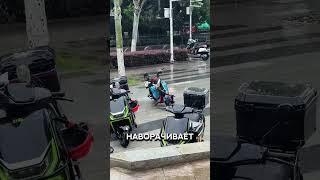 Курьер забыл заглушить мопед