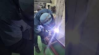 Студент практикуется в сварке во время обучения в школе сварки HANWELD
