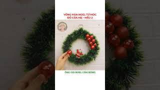 Vòng hoa noel từ móc đồ của mẹ, ông già noel cầm bóng