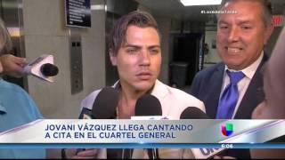 Jovani Vázquez llega cantando y sale llorando del Cuartel General de la Policía