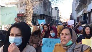 اعتراضات ده ها تن از زنان افغانستان با برگزاری یک راه‌پیمایی، به سیاست‌های محدودکنندۀ طالبان