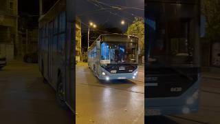 Autobuzele Otokar C12 #6408 și #6430 intrând în stația “Bd. Carol I” pe linia 621 cu șoferi bombă