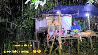 camping diguyur hujan deras tengah malam. monster arus deras terciduk jadi menu lezat. 