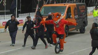 Dynamo Dash hits the H-E-B Thanksgiving day parade