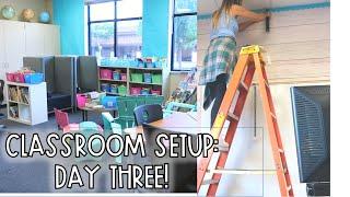 CLASSROOM SETUP DAY THREE: Setting up bulletin boards & desks