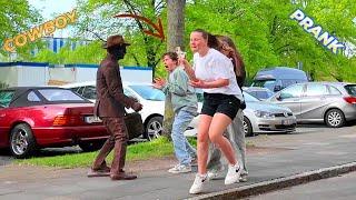 Wow Statue! Lets Take a Picture With The Statue.Living statue funny reactions.