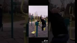 Очень гибкий дедуля // Китайская жесть и жизнь