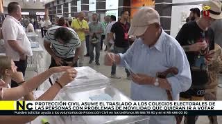 Protección Civil  traslada a los colegios electorales a las personas con problemas de movilidad